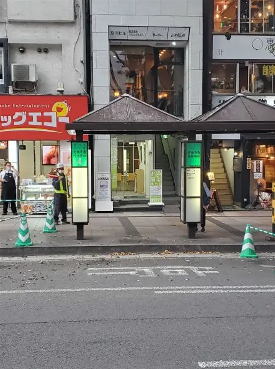 店の前の歩道を歩く人

中程度の精度で自動的に生成された説明